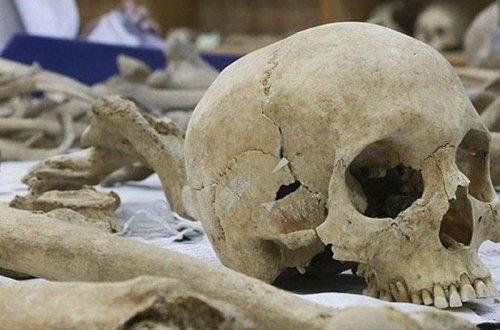 Qadın ölən bacı və qardaşını adyalla sarıyıb 8 il evində saxladı