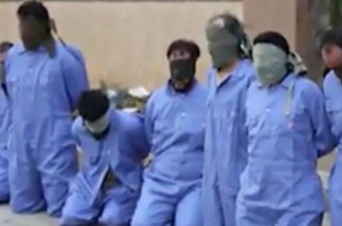 DƏHŞƏT: Məhbusları küçədə insanların gözləri qarşısında güllələdilər - VİDEO