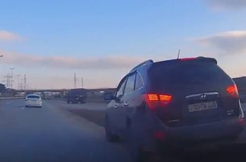 Həm qayda pozur, həm də 