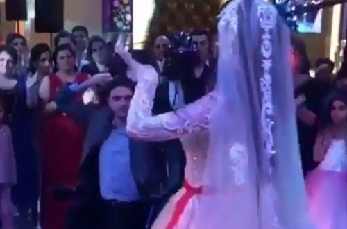 Hər kəs Bakıdakı bu toydan danışır: gəlin ayaqlarını itirən qardaşının önündə elə rəqs etdi ki ... - VİDEO