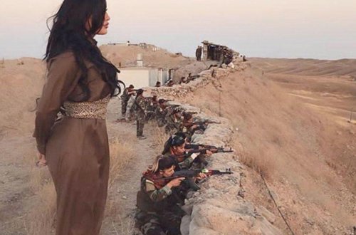 Terrorçularla şəkli yayılan, Türkiyəni özünə düşmən bilən qadın kimdir? - FOTO