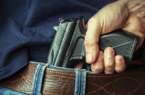 Məktəbin həyətində CİNAYƏT - Kürəkən keçmiş qayınatasını GÜLLƏLƏDİ