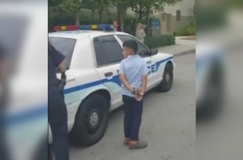 7 yaşlı uşaq həbs olundu - Müəllimə YUMRUQ atdığına görə - VİDEO