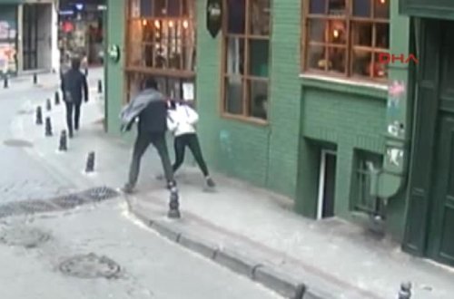 Küçənin ortasında gənc qıza qarşı ZORAKILIQ - VİDEO