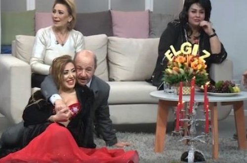 Efirdə biabırçılıq! Rəqqasəni qucaqlayıb uzandı - VİDEO