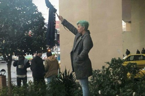 İranda qadınlar geyim qaydalarına qarşı yenə etiraza qalxdı - VİDEO - FOTO