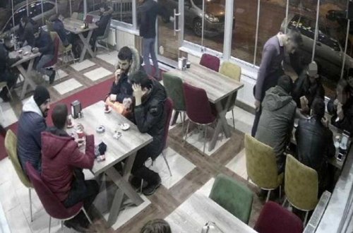 Polis zabiti ofisiantı oturduğu masaya çağırıb şillələdi - Bizlə niyə maraqlanmırsan? - VİDEO