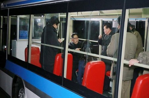 Kim Çen In həyat yoldaşı ilə Pxenyanı yeni trolleybusda gəzib