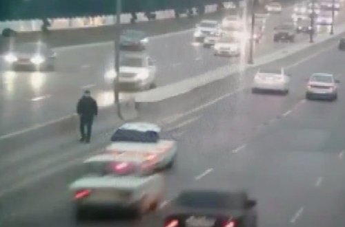 Piyada yolun ortasında qaldı: Yol polisləri onu xilas edib cərimə yazdı – VİDEO