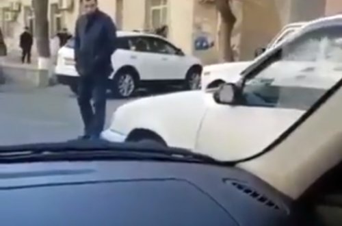 Sürücülər ehtiyyatlı olsun: Bu oğlan özünü maşınların qarşısına atır - VİDEO