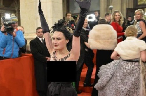 “Femen” fəalı Poroşenkoya görə Vyana balında soyundu – FOTO (18+)
