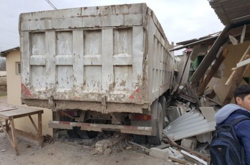 Sabunçuda yük maşını evi uçurdu – FOTOLAR