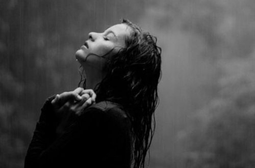 Bakıda mini ətəkli qız yağış altında rəqs etdi - VİDEO