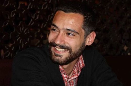 Azərbaycanlı şair “Quran”ı cırdı – FOTOLAR