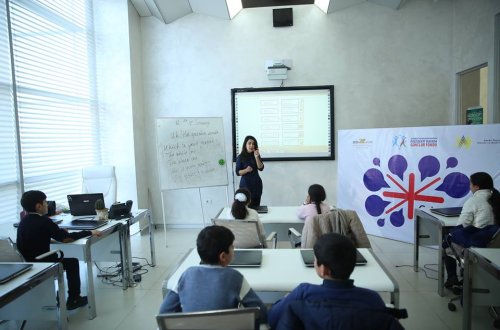 “Gələcəyə doğru-qaçqın və məcburi köçkün gənclərinə ingilis dili kurslarının keçirilməsi” layihəsi çərçivəsində dərslər davam edir