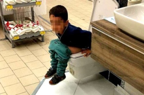 Uşaq satışda olan unitaza... - Tualet ehtiyacı buna səbəb oldu