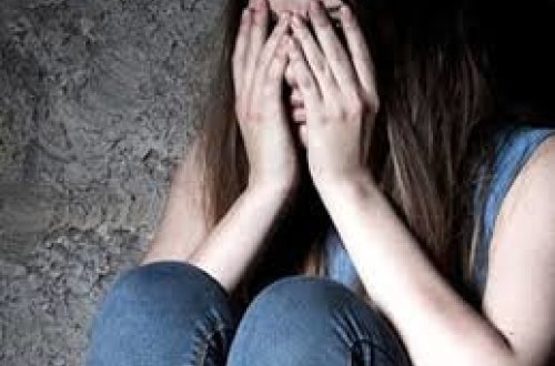 Döyüldüyü üçün həkimə apardılar, bakirə olmadığı ortaya çıxdı- Zorlandığını boynuna aldı