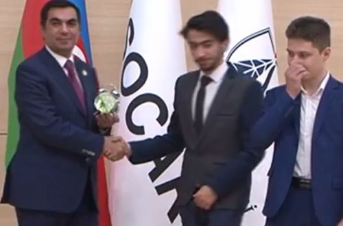 Dərsə gecikən tələbələrə hədiyyə verdi - Rektordan maraqlı addım