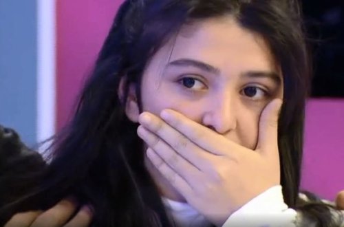 Atanın qızına qarşı canlı yayımdakı hərəkəti hər kəsi DƏHŞƏTƏ GƏTİRDİ - VİDEO