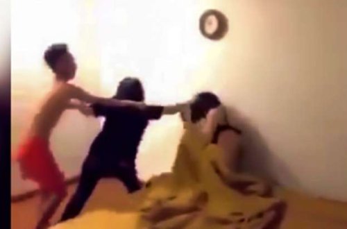 Sevgilisini xəyanət anında çəkdi - Süpürgə ilə hücum etdi/ İnanılmaz Görüntülər- VİDEO