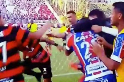 Matçda dava düşdü, 9 futbolçu qırmızı vərəq aldı - Video