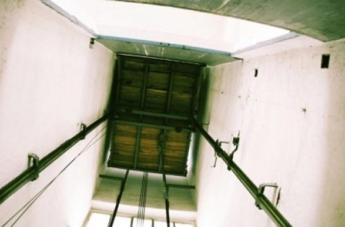 Sumqayıtda yaşayış binasının lifti qırılıb, xəsarət alanlar var – FOTOLAR