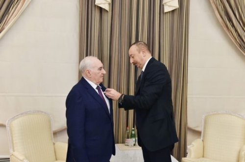 Prezident İlham Əliyev deputat Fəttah Heydərova “İstiqlal” ordeni təqdim edib