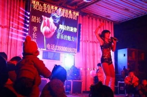 BU DA OLDU! Qeyri-adi adət: yasa striptiz oynayan qız çağırırlar