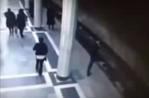 Bakı metrosunda özünü qatarın altına atan gənc görün kimin oğlu çıxdı - VİDEO