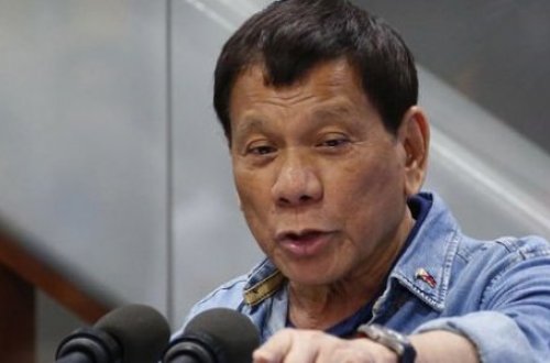 Filippinin prezidenti aldığı məvaciblə dolana bilmir: 