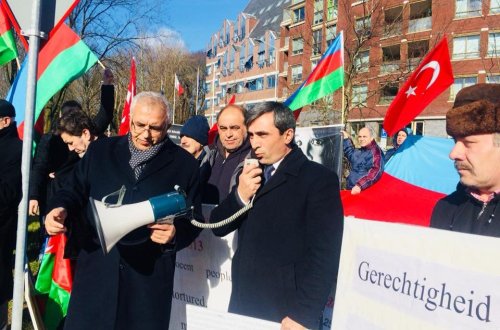 Haaqada Ermənistan səfirliyinin önündə etiraz aksiyası keçirilib-FOTOLAR