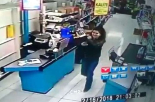 Satıcının yerində olmamasından istifadə etdi və... - Anbaan VİDEO