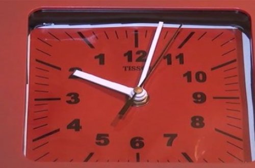 Azərbaycanda tərsinə işləyən saat hazırlandı (VİDEO)