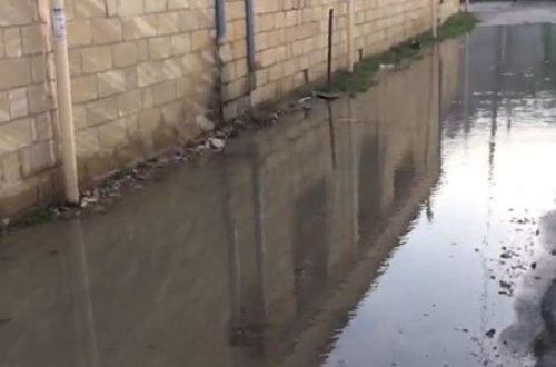 Abşeronda su borusu partladı: küçələr su altında qaldı (VİDEO)