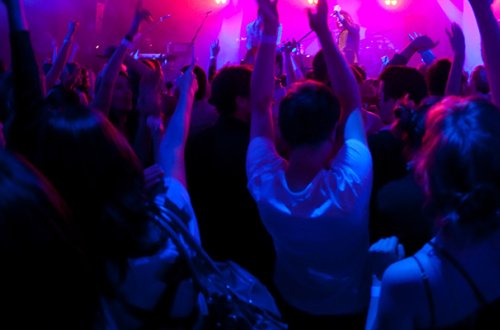 Bakıda məşhur gecə klubunda qızı döydülər