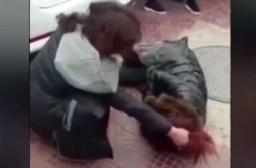 Ərinin məşuqəsinin saçından tutub SÜRÜDÜ - Küçədə RƏZALƏT+VİDEO