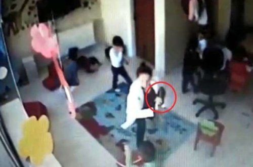 Bağçada müəllim uşaqları beşbarmaqla döydü- səbəbi dəhşətə gətirdi