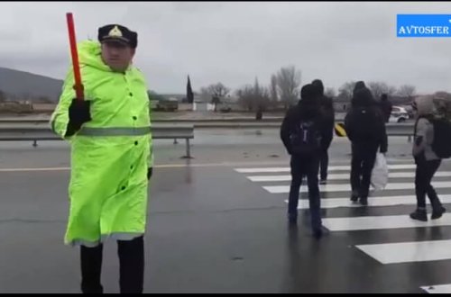 Qaradağda yol polisi magistralda piyadalara belə kömək edir - VIDEO