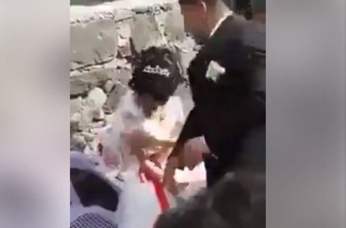 Toyda biabırçılıq: Gəlinin duvağını qaldırıb ona elə sillə vurdu ki... - VİDEO