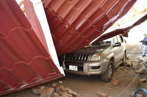 Güclü külək Daşkəsəndə 80-dən artıq binanın dam örtüyünü uçurub – FOTO