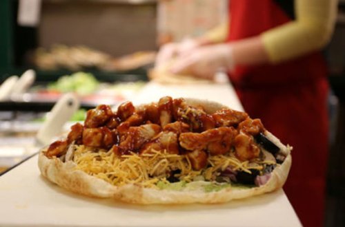 Restoran əməkdaşı müştərinin önündə yeməyin içinə tüpürdü – VİDEO