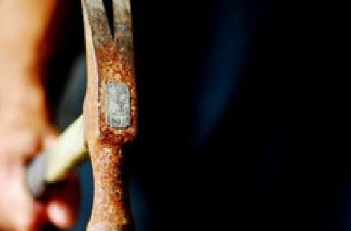 Paytaxtda ahıl kişi bacısının əri tərəfindən çəkiclə döyülüb