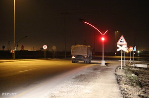 Bakıda minik avtomobili qatarla toqquşub, xəsarət alanlar var - FOTO