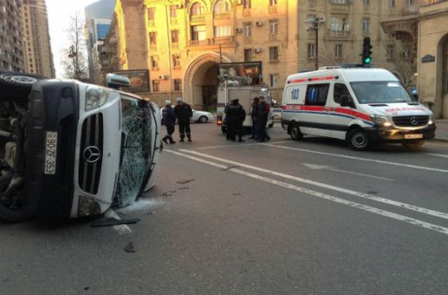 Bakıda sərnişin mikroavtobusu aşdı — 3 yaralı