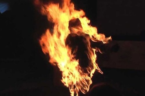 Bakıda 27 yaşlı qız özünü yandırıb