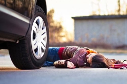 Suraxanıda maşın qadını vurub