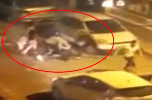 Translar gecə yarısı yoldan keçən 3 nəfərə hücum etdilər: dava kameraya düşdü - VİDEO 