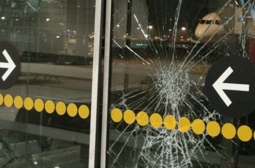 Təyyarəyə gecikən azərbaycanlı terminalın qapısını sındırdı