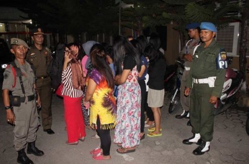 Çinlilər Pakistanda fahişələrə görə üsyan etdilər - VİDEO