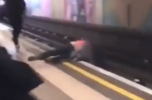 2 sərxoş gəncin metroda TƏHLÜKƏLİ GÖRÜNTÜLƏRİ yayıldı- VİDEO